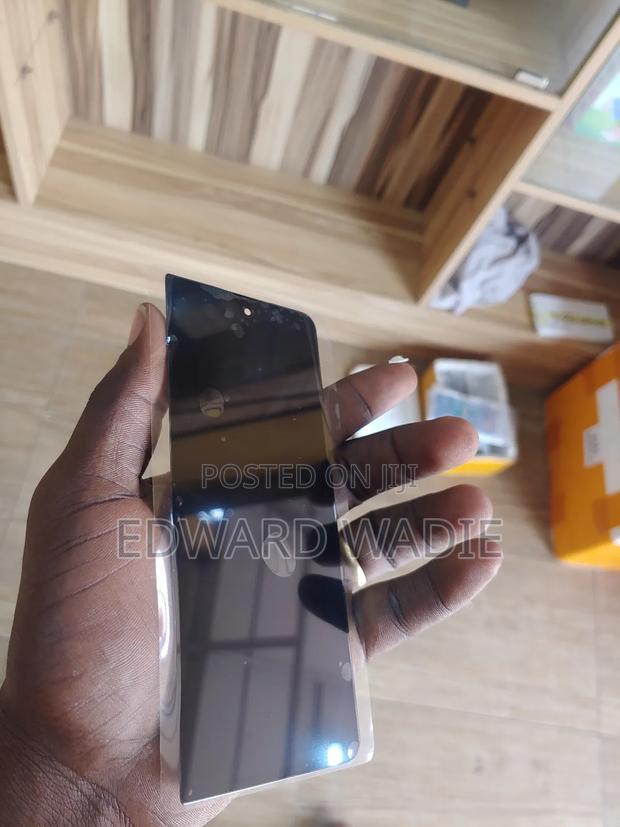 Samsung Z Fold 4 Outer Screen · Photo 5