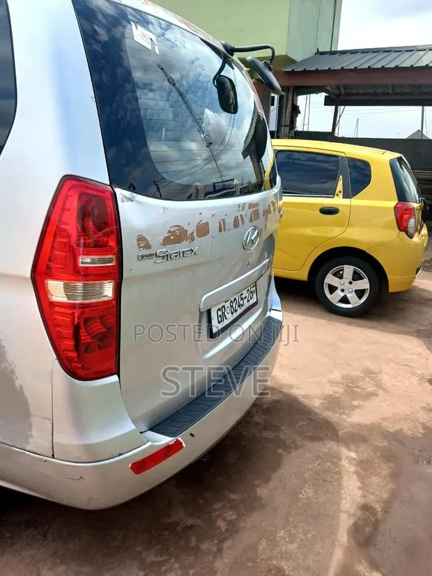 Hyundai Starex 2015 Grey · Photo 2