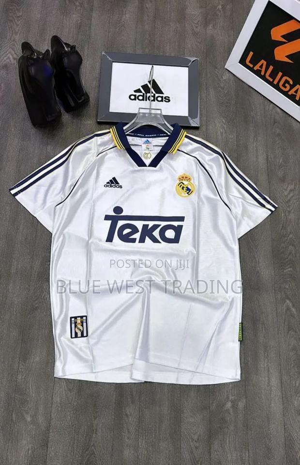 Real Madrid Retro JERSEY · Photo 1
