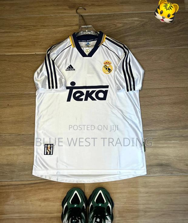 Real Madrid Retro JERSEY · Photo 2