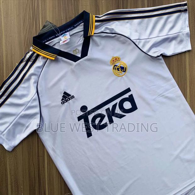 Real Madrid Retro JERSEY · Photo 3
