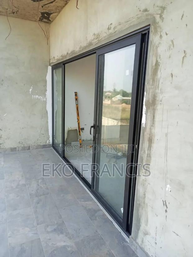 SLIDING DOOR. 4 Bay · Photo 1
