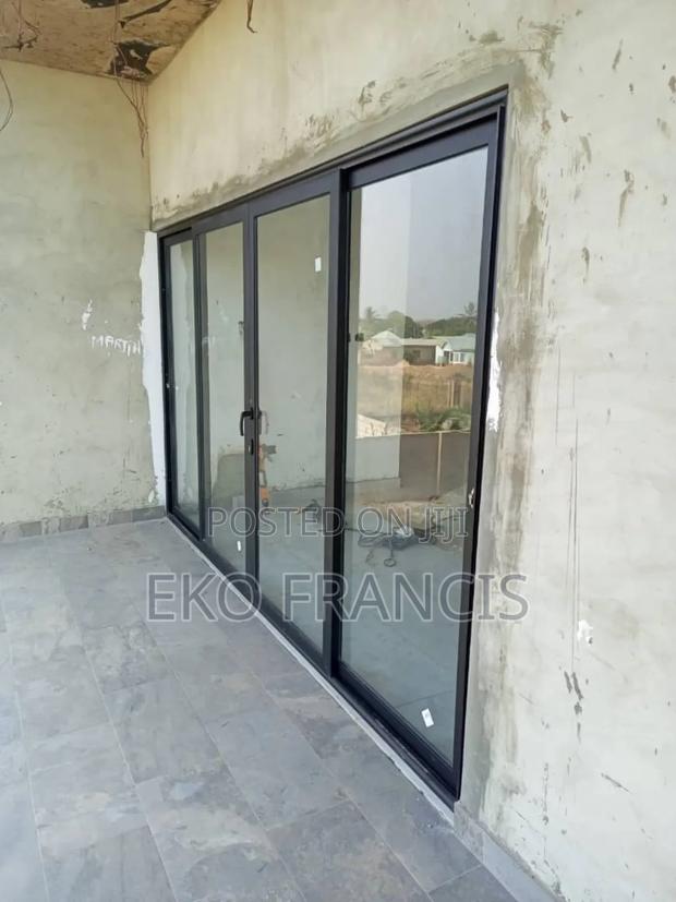 SLIDING DOOR. 4 Bay · Photo 2