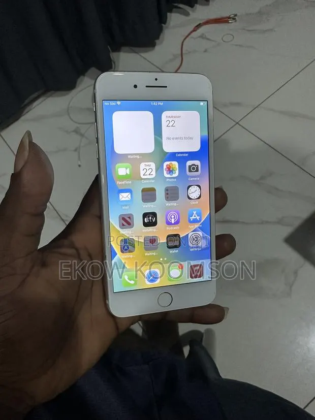 Apple iPhone 8 Plus 64 GB White · Photo 1