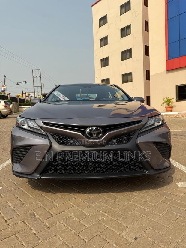 Toyota Camry SE 2021 Gray · Photo 2