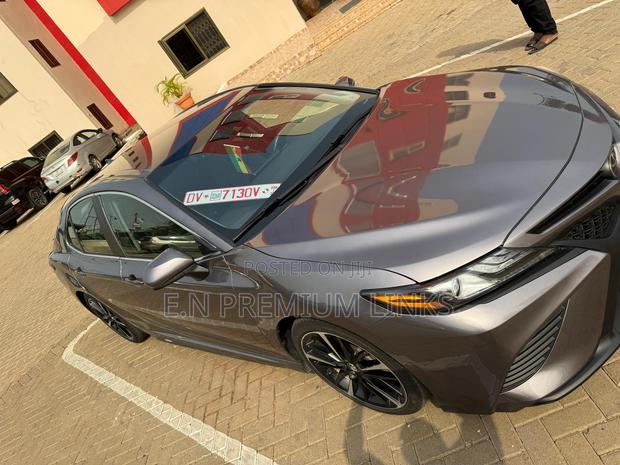 Toyota Camry SE 2021 Gray · Photo 3