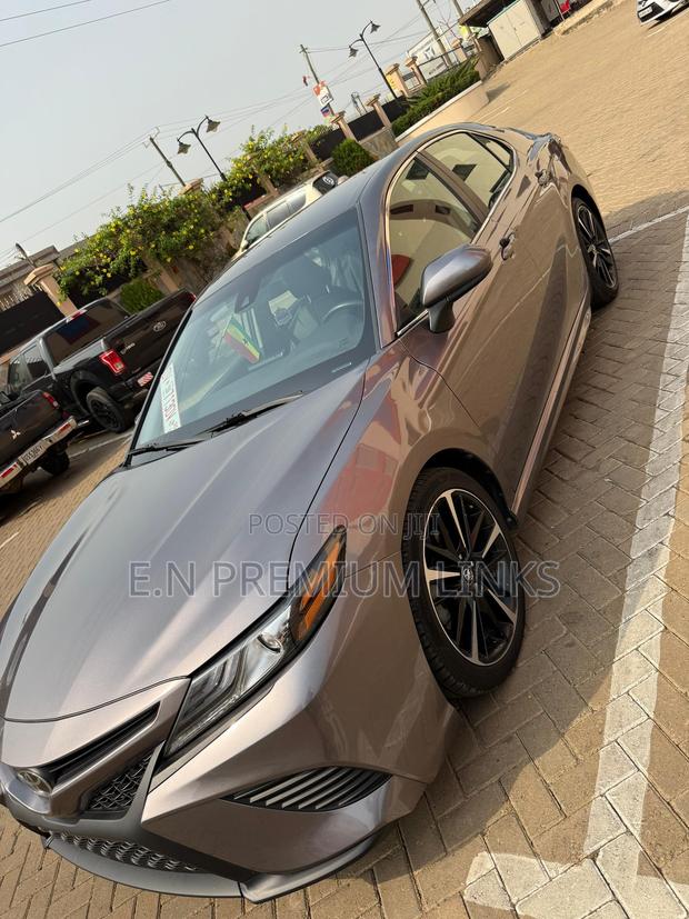 Toyota Camry SE 2021 Gray · Photo 4