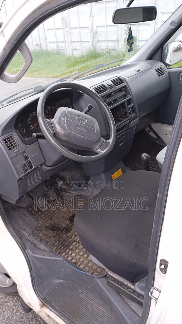 Toyota HiAce 2004 White · Photo 2