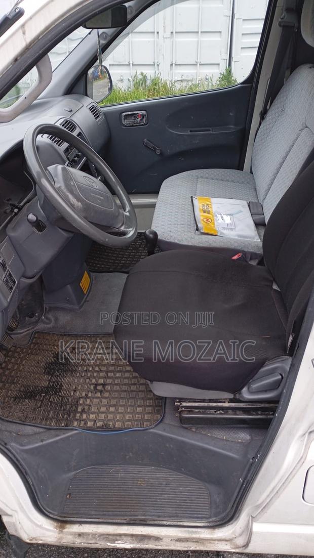 Toyota HiAce 2004 White · Photo 3