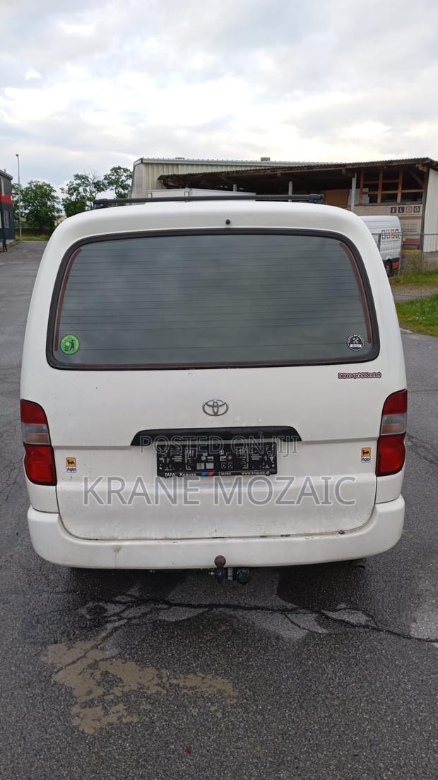 Toyota HiAce 2004 White · Photo 4