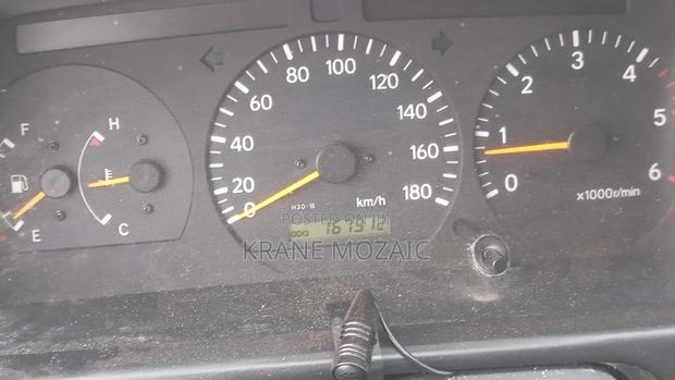 Toyota HiAce 2004 White · Photo 5