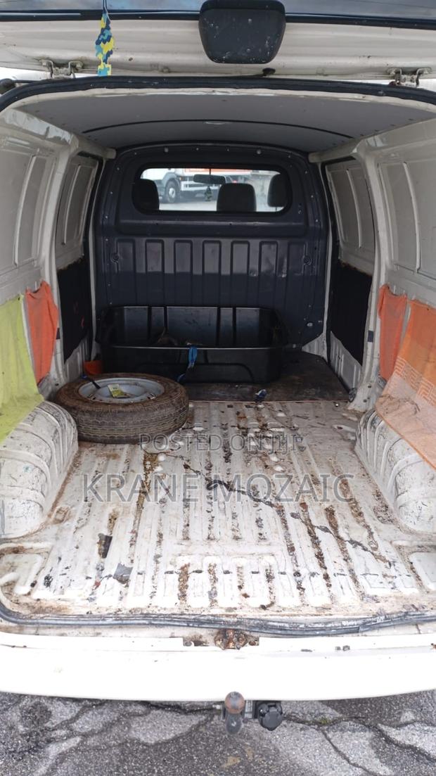 Toyota HiAce 2004 White · Photo 6