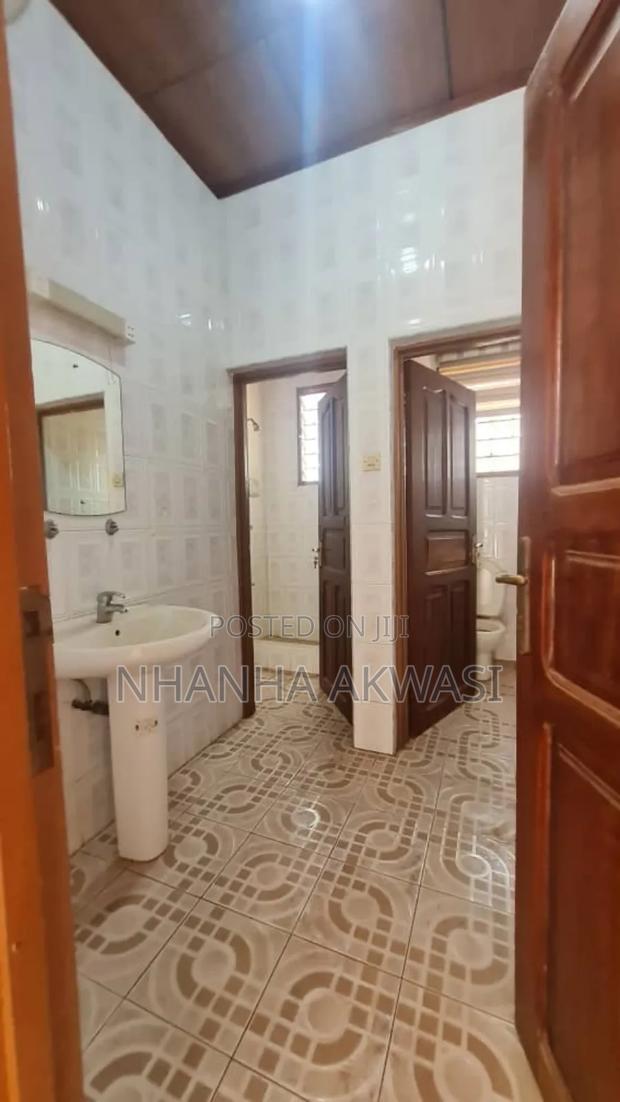 5bdrm House in Community 20, Tema Metropolitan for rent · Photo 2