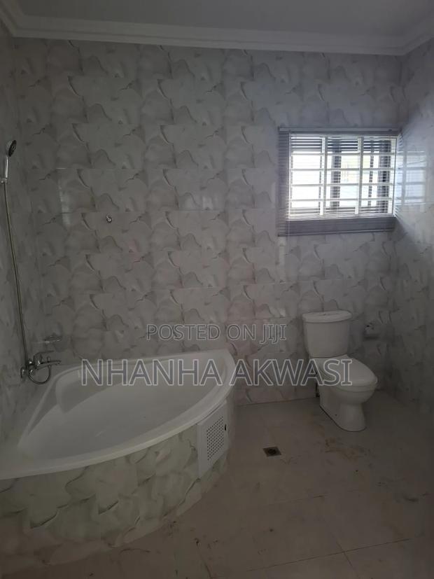 3bdrm House in Community 18, Tema Metropolitan for rent · Photo 5