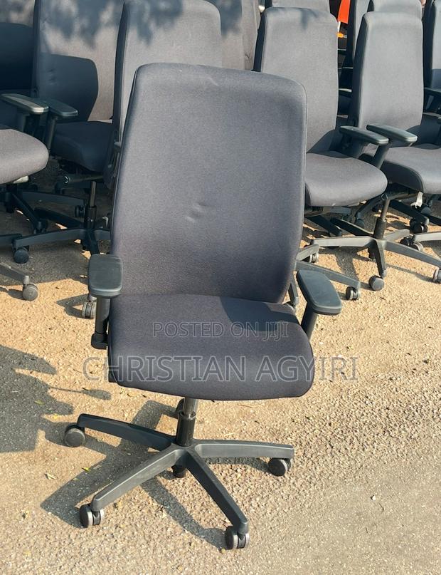 Executive Swivel/ Office Chair · Photo 3
