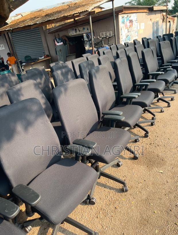 Executive Swivel/ Office Chair · Photo 1