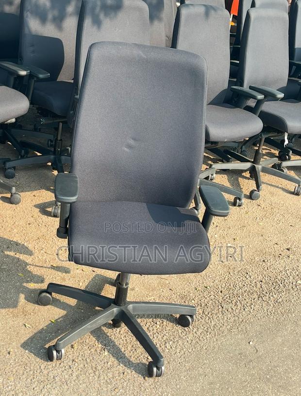 Executive Swivel/ Office Chair · Photo 5