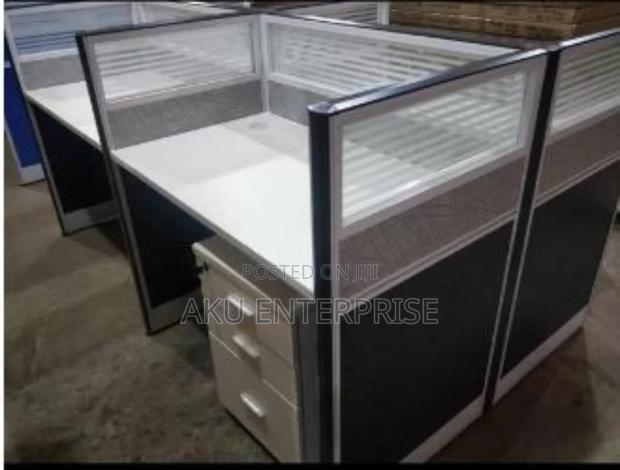4 Man Workstation With Glass Dividers and Mobile Drawers · Photo 2