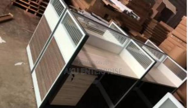 4 Man Workstation With Glass Dividers and Mobile Drawers · Photo 4