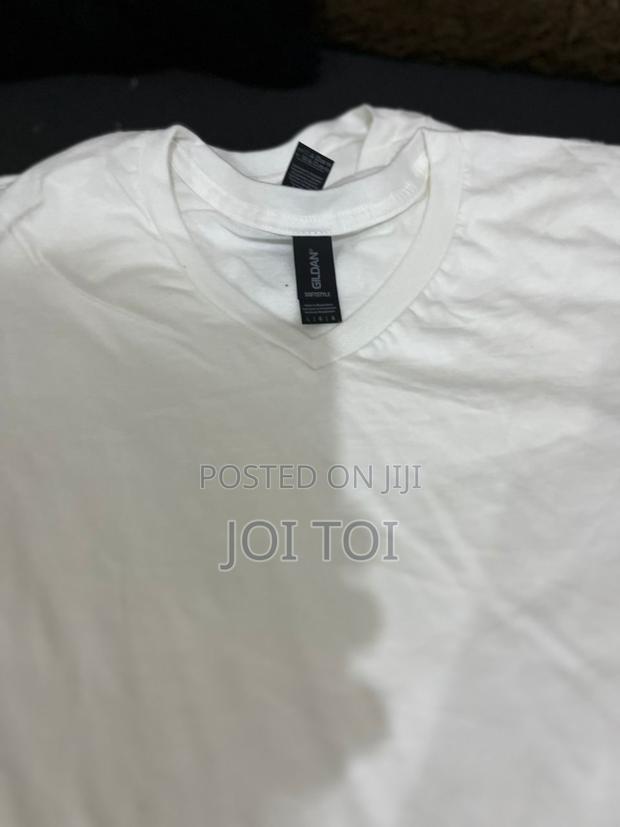 Gildan v-Neck Shirt