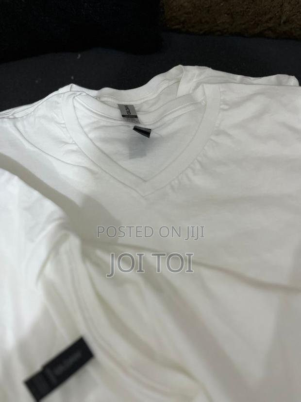 Gildan v-Neck Shirt · Photo 2