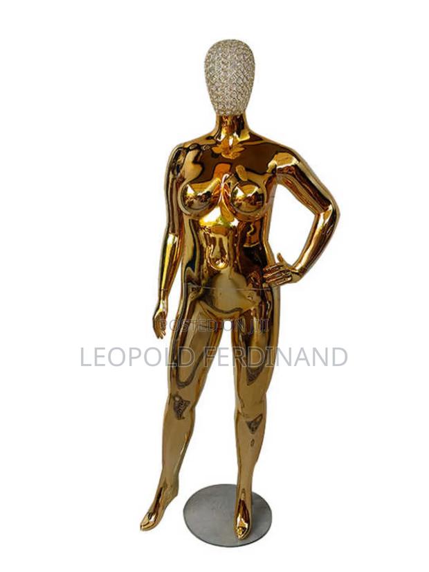 Plus Size Gold Female Mannequins With Diamonds Stone Face · Photo 1