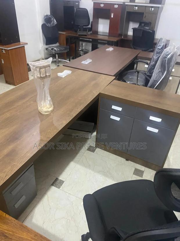 Executive Table · Photo 2