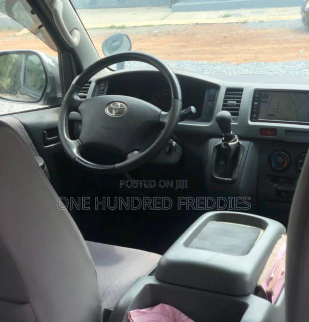 Toyota HiAce 2009 Black · Photo 5
