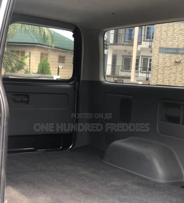 Toyota HiAce 2009 Black · Photo 4