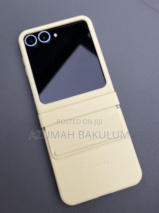 Samsung Galaxy Z Flip 6 / Flip 7 Fe Slim Leather Case · Photo 4