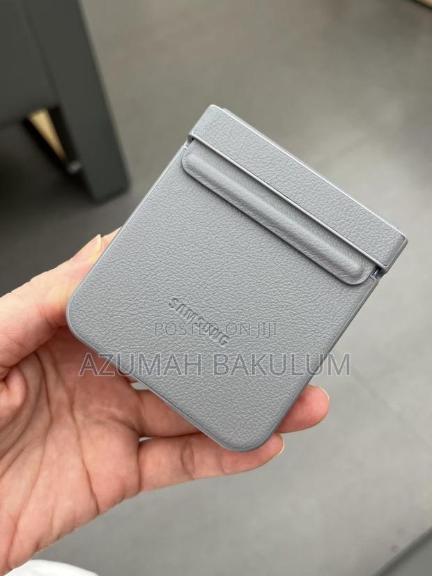 Samsung Galaxy Z Flip 6 / Flip 7 Fe Slim Leather Case · Photo 2