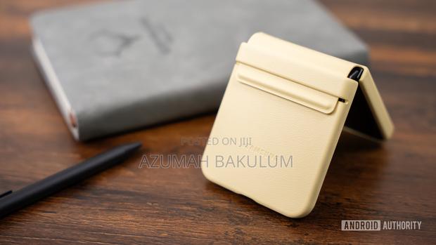 Samsung Galaxy Z Flip 6 / Flip 7 Fe Slim Leather Case · Photo 7