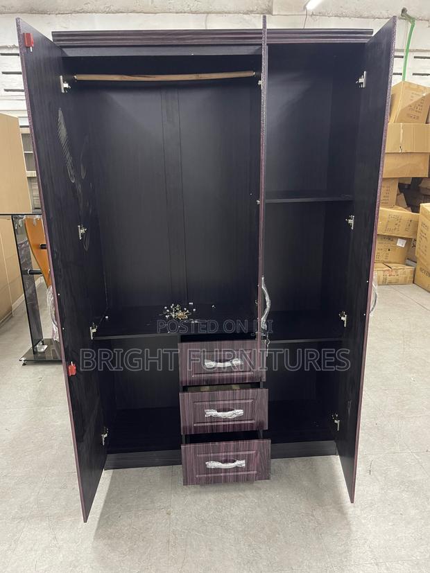 Quality Imported Three Doors Wardrobe · Photo 3