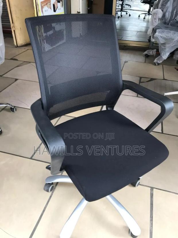 Modern Chair · Photo 2