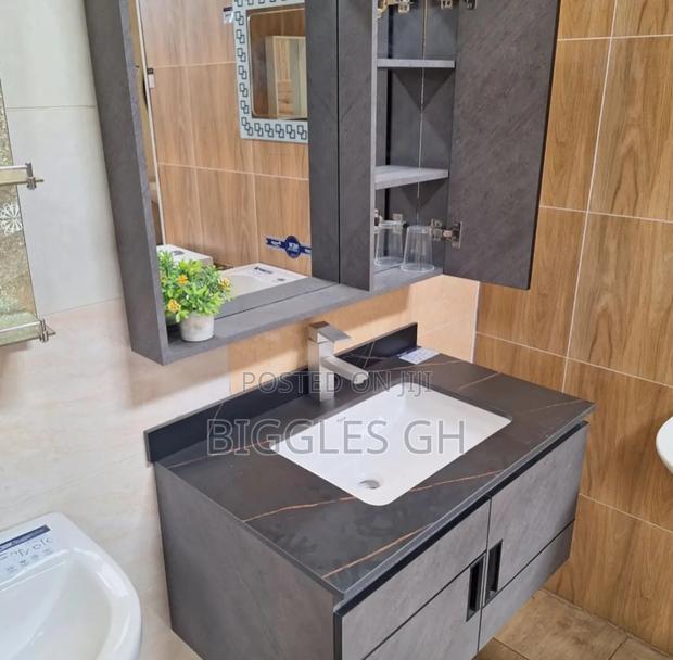 Cabinet Basin With Mirror · Photo 1