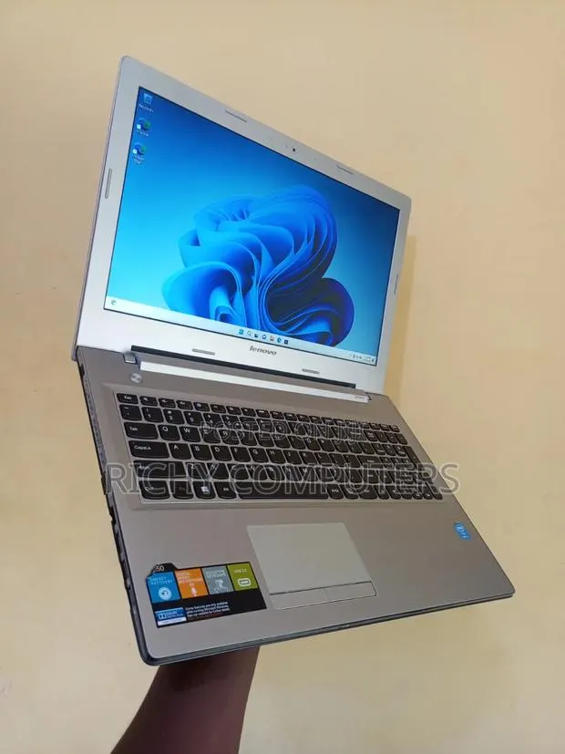 Laptop Lenovo Z50-70 8GB Intel Core i5 HDD 500GB · Photo 1