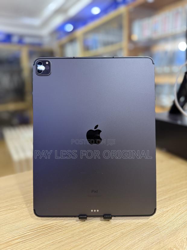 Apple iPad Pro 12.9 (2022) 128 GB Gray · Photo 1