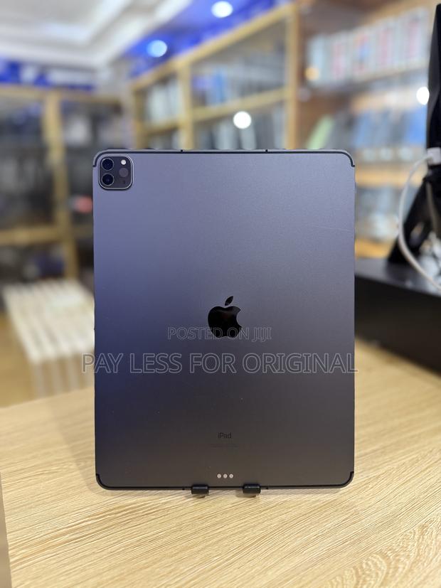 Apple iPad Pro 12.9 (2022) 128 GB Gray · Photo 2