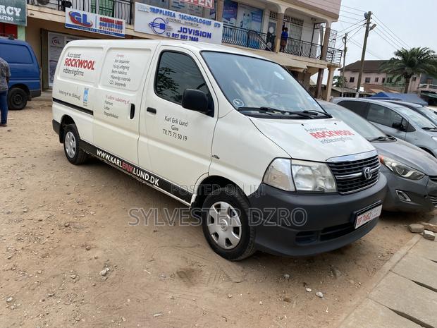 Toyota HiAce 2010 White · Photo 1