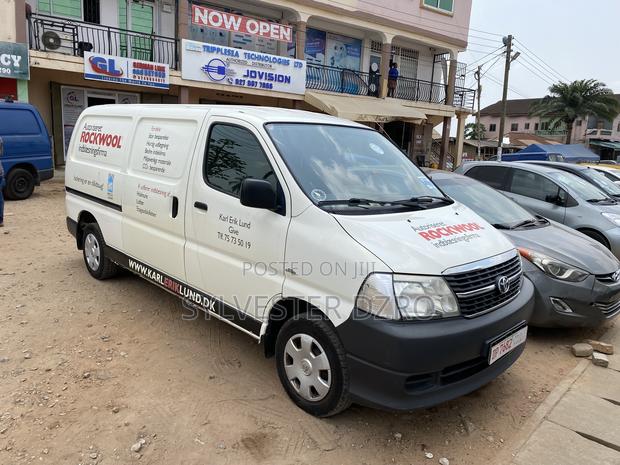 Toyota HiAce 2010 White · Photo 2