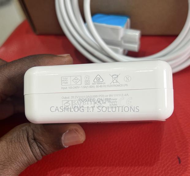 Original Macbook Type C 61watts Charger · Photo 3