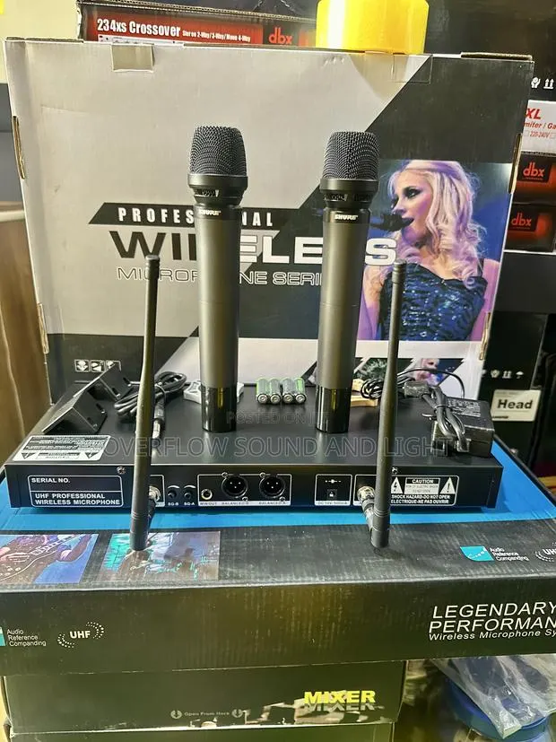 Shure Urs8 Dual Wireless Handheld Microphone Bundle · Photo 1