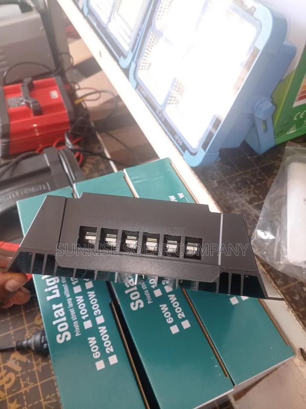 Solar Charge Controller 50A · Photo 3