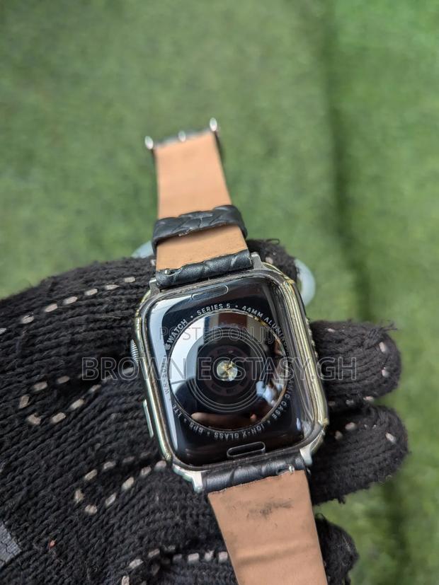 Apple Watch Series 5 44mm (Cellular and Gps) · Photo 3