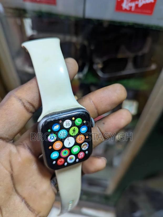 Apple Watch Series 5 44mm (Cellular and Gps) · Photo 1