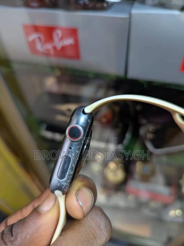Apple Watch Series 5 44mm (Cellular and Gps) · Photo 4