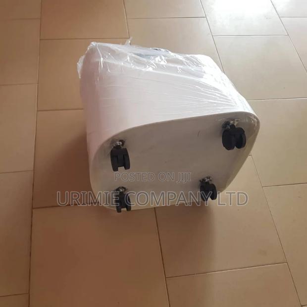 Mobile Pedicure Stool · Photo 2
