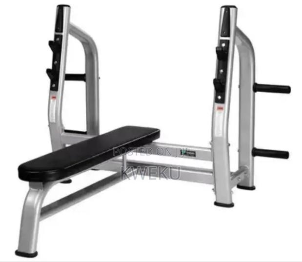 Commercial Weight Bench · Photo 1