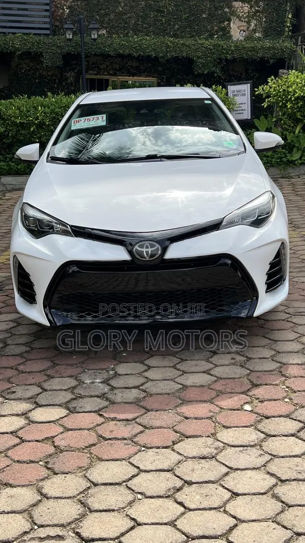 Toyota Corolla SE (1.8L 4cyl 6M) 2018 White · Photo 1