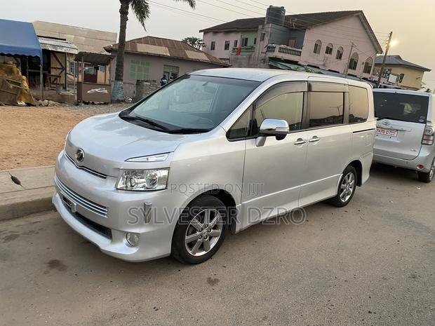 Toyota Voxy X 2WD 8-Seater 2013 Black · Photo 2
